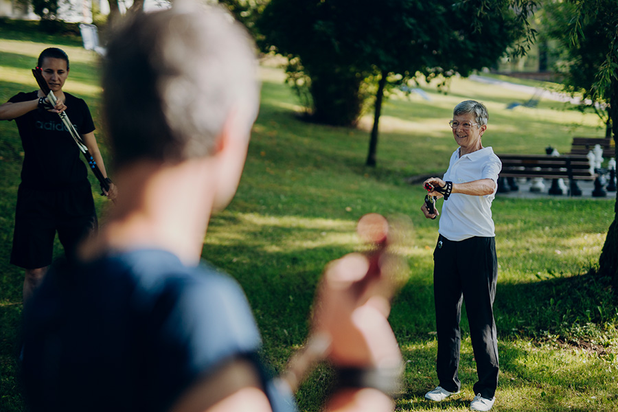 Eine Therapiegruppe beim Nordic-Walking Eine Therapiegruppe beim Nordic-Walking