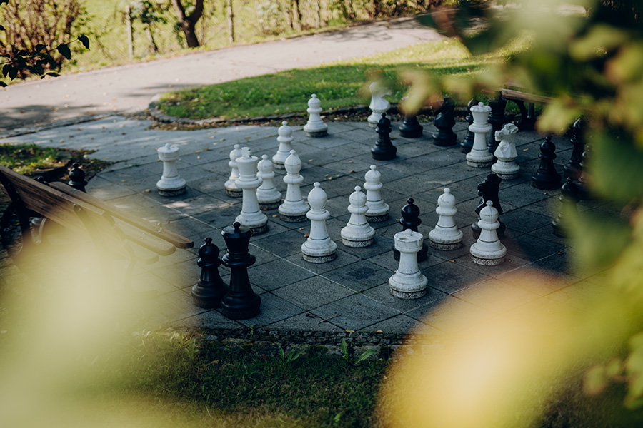 Blick auf ein Outdoor-Schachspiel