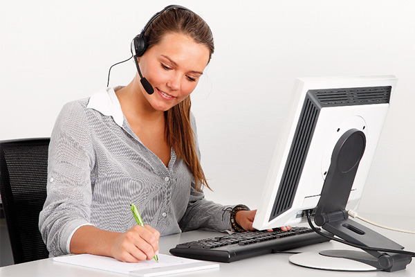 Eine junge Frau am Arbeitplatz. Eine junge Frau am Arbeitplatz.